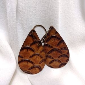 Adorable earrings 👀